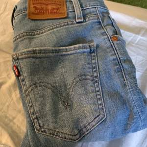 Ljus blå skinny Levi’s jeans köptes här på plick men var tyvärr för små för mig så säljer vidare! W24 L30
