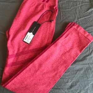 Oanvända  tights i storlek medium  - Säljer ett par oanvända tights som inte kommer till användning för mig i storlek medium 