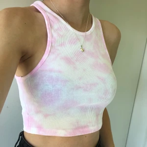 Tie-dye färgat linne - Ett supersnyggt tie-dye färgat linne i en croppad modell. Har aldrig använt så det är nyskick. Frakt tillkommer på 22kr. 