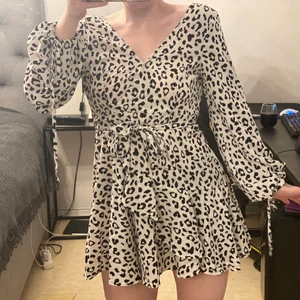 Supersöt klänning - Supersöt klänning med prickar