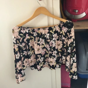 Off shoulder top  - Blommig svart  off shoulder topp sitter fint och tajt ! Hel och ren! Härliga utsvängda armar (se bild 3)
