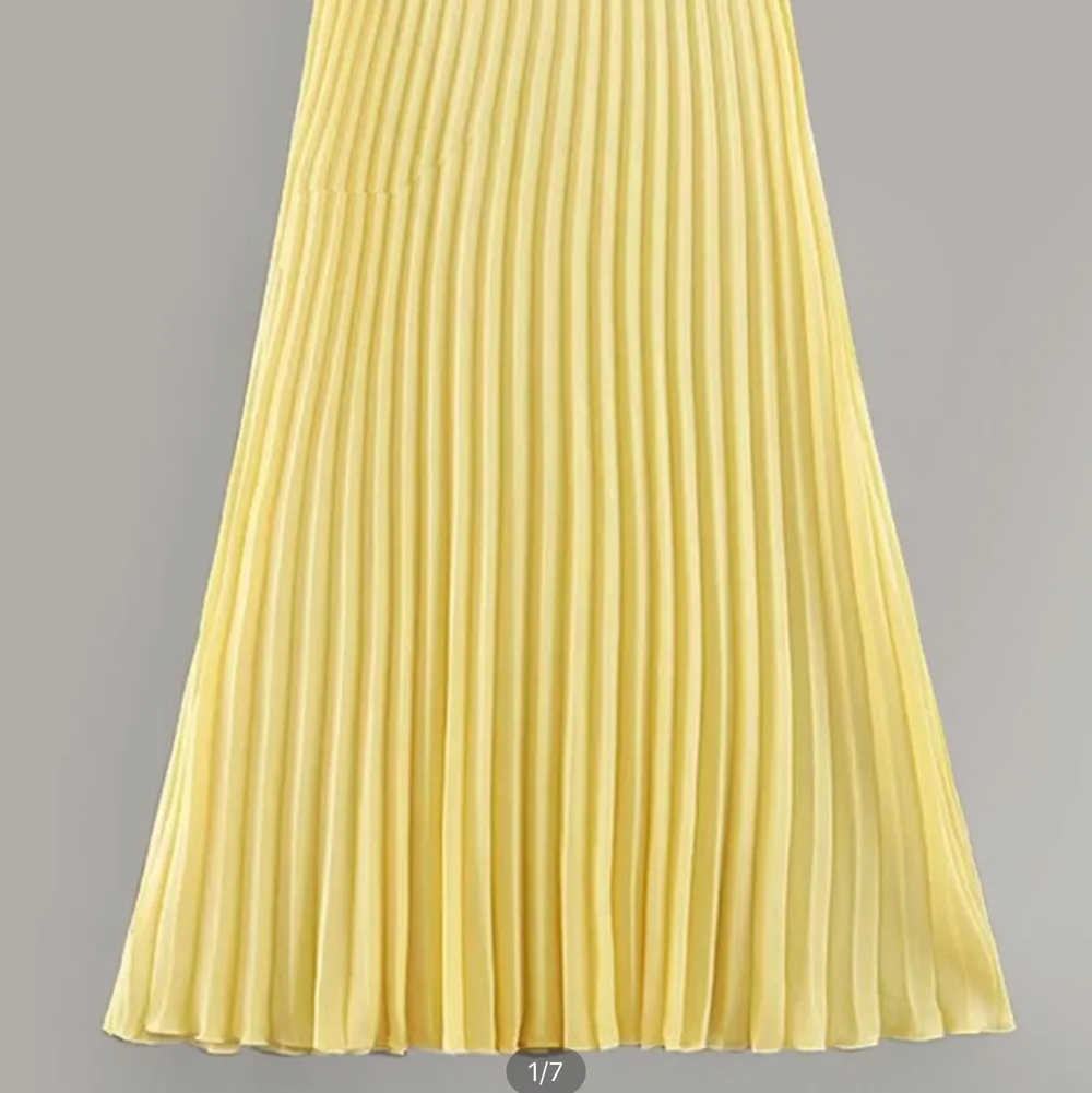 Superfin gul plissserad kjol, köptes på shein men är ändå bra kvalitet! Säljs då den inte används!. Kjolar.