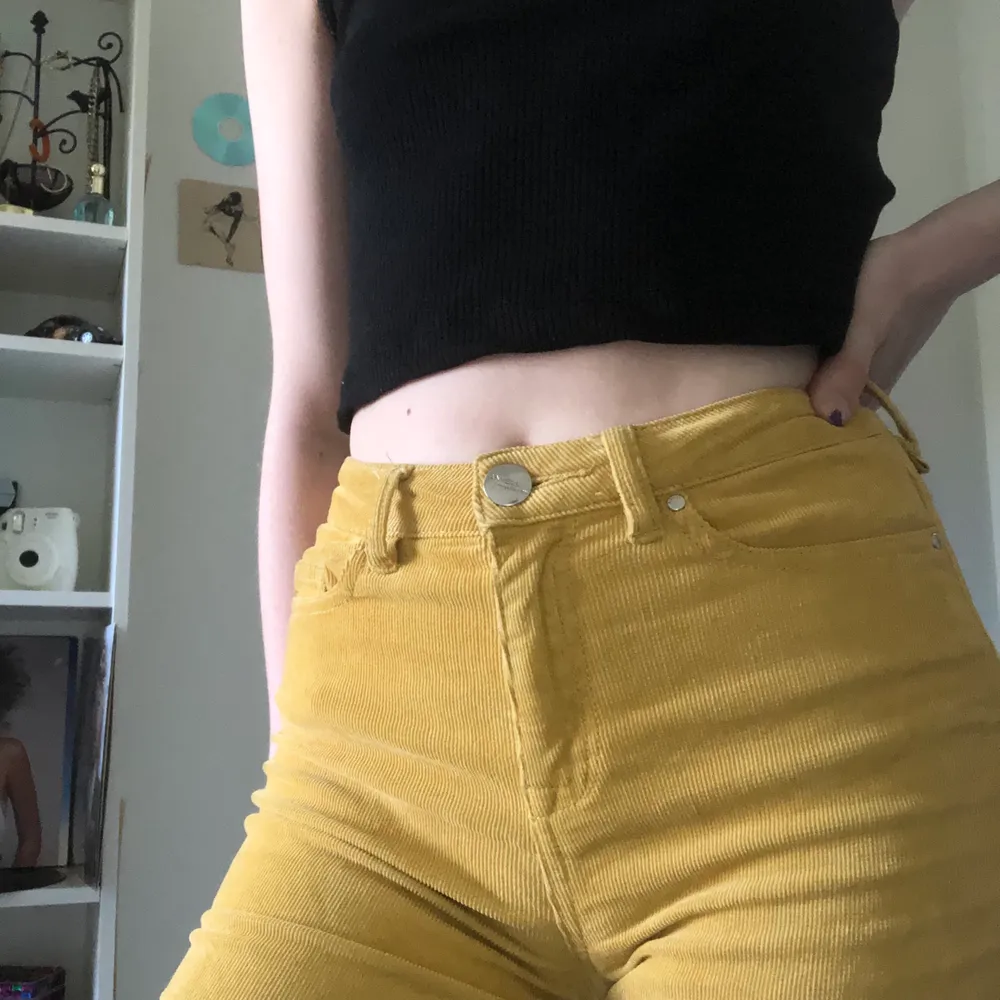 Är i storlek 32 men de är ganska stretchiga. Fin gul färg. . Jeans & Byxor.