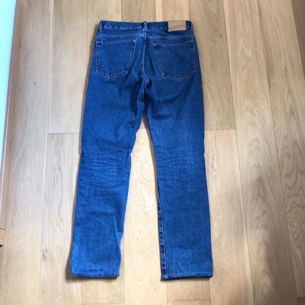 Säljer ett år raka mörkblå jeans som jag nästan aldrig använt. De är i storleken w29 men jag skulle säga att de passar 28,27. Fraktar gärna men kan mötas upp i malmö/lund.. Jeans & Byxor.