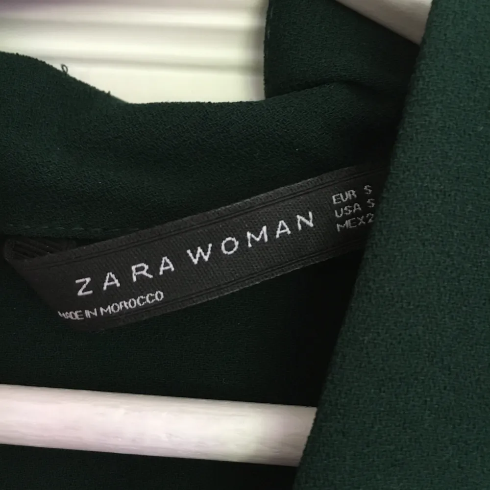 Mörkgrön (mossgrön? Superfin färg!) klänning från Zara i stilren passform. Använd några gånger, men fortfarande i nyskick! Kan mötas upp i Lund, eller skicka via post:) (frakt tillkommer). Klänningar.
