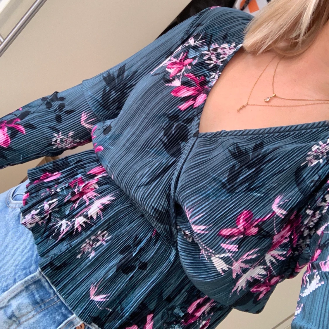 Blommig omlottblus från Gina, stl XS - 90