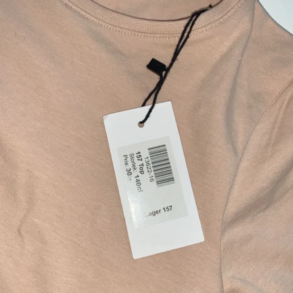 Aldrig använd prislappen är kvar, storlek 140, 10kr+frakt köparen står för frakten . T-shirts.