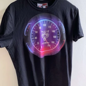 Äkta Plein sport - Plein sport T-shirt köpt för ca 1500kr säljes för 650kr storlek m 