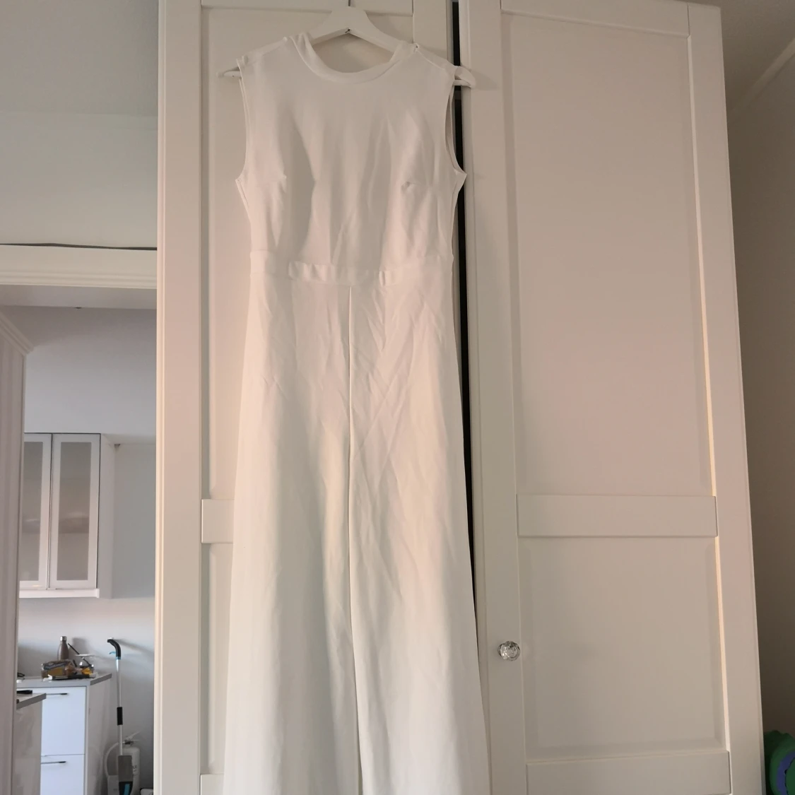 Vit jumpsuit från nelly. Helt oanvänd