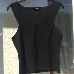 Svart topp - Snygg enkelt svart topp/linne. Storlek M. Knappt använt. 🌸FRAKT INGÅR I PRISET 🌸