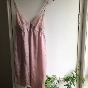 Nattlinne satin - Nattlinne i puderrosa satin och spets. Knappt använd. 