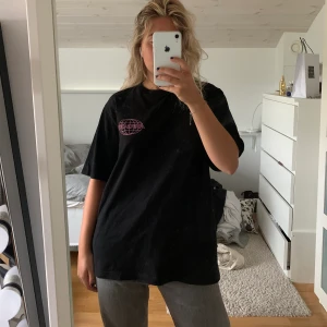 Oversized T-shirt arigato - Superskön oversized t-shirt med ”arigato” detaljer, passar mig perfekt som har M. Köpt för 600kr från affären vid Norrmalmstorg. Priset är inkl. frakt :)