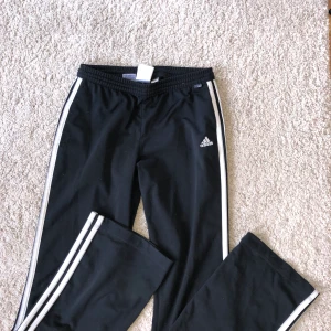 Adidas pants  - Snygga adidas byxor med en liten bootcut. Frakt tillkommer 🥰