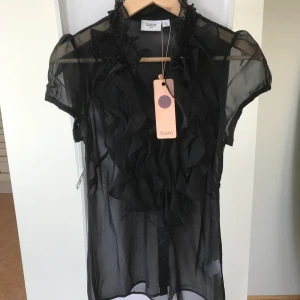 Saint Tropez blus strl M - En tjusig svart blus från Saint Tropez. Den är aldrig använd, så i nyskick & med prislappen kvar!🌻 köparen står för frakten 