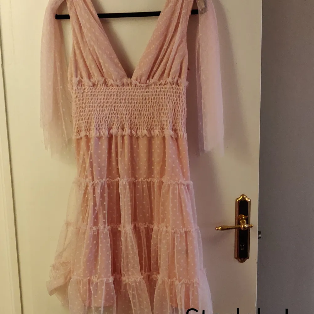 Somrig rosa klänning, jättefin och söt med prickiga detaljer 🌺 Kika gärna in vad mer jag säljer! 💞. Klänningar.