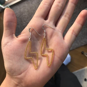 Handgjorda örhängen ⚡️ - Handgjorda örhängen i blixtform, nickelfria. Kan göras i andra färger och storlekar vid beställning (men i det fallet kan priset öka). Frakten ligger på 11 kr. Finns fler modeller i min profil 🌻 