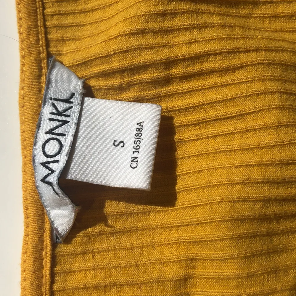 En snygg söt croppad tröja från monki! Köpt secondhand aldrig använd från mitt håll! 🧡🧡🧡🧡🧡köp på!!! (Den är lite missfärgad i heleten, men det syns inte en sådan stor skillnad!). T-shirts.