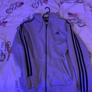 Adidas hoodie - Som ny! Adidas herr i storlek s! Oversized dam s.                   Frakt tillkommer 