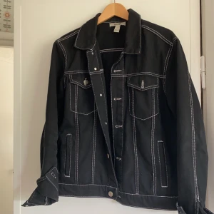 Supersnygg obetaldes denim jacka  - Sjukt snygg svart denim jacka med vita sömmar. Passar till ALLT! Detta är en storlek L, men sitter riktigt snyggt overaller på mig som vanligtvis har S. 
