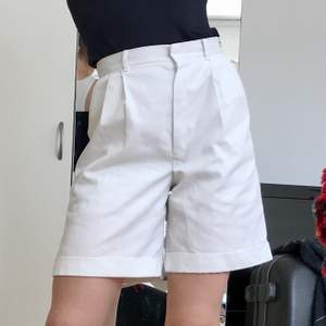 Härliga, vita shorts i sportig design. Perfekta till sommaren!!! Står ingen storlek i men skulle gissa på 36-38.