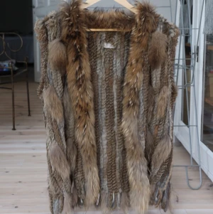  - Äkta päls från Lo ika, 50% racoon 50% rabbit fur. 
Nytt pris 2700kr. Super gott skick men knappt använd, just därför jag säljer den. 
Håller en verkligen varm över eller under en jacka/tröja. 

Kan posta eller mötas upp i Uppsala! 