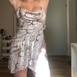 Nakd snake klänning HELT OANVÖND - Blev en felbeställning skulle alltså inte ha denna ALLS!! Endast prövad för bilden!! Perfekt till sommaren och var en superfin knytning därbak!! Jag står för frakt!!