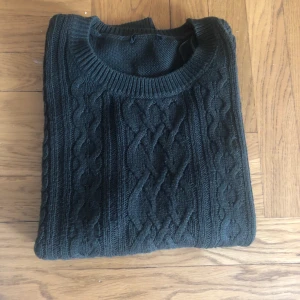 Grön stickad tröja i fint skick  - Grön stickad tröja från Lindex. Endast använd någon gång. Mycket fint skick! Köparen står för frakten. 