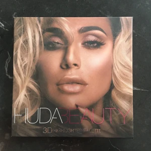 Huda Beauty - 3D Highlighter palette - Så vacker palett, pigmenteringen är grym så vill du leka med highlighter eller andvända denna som ögonskugga så funkar den utmärkt till båda! 