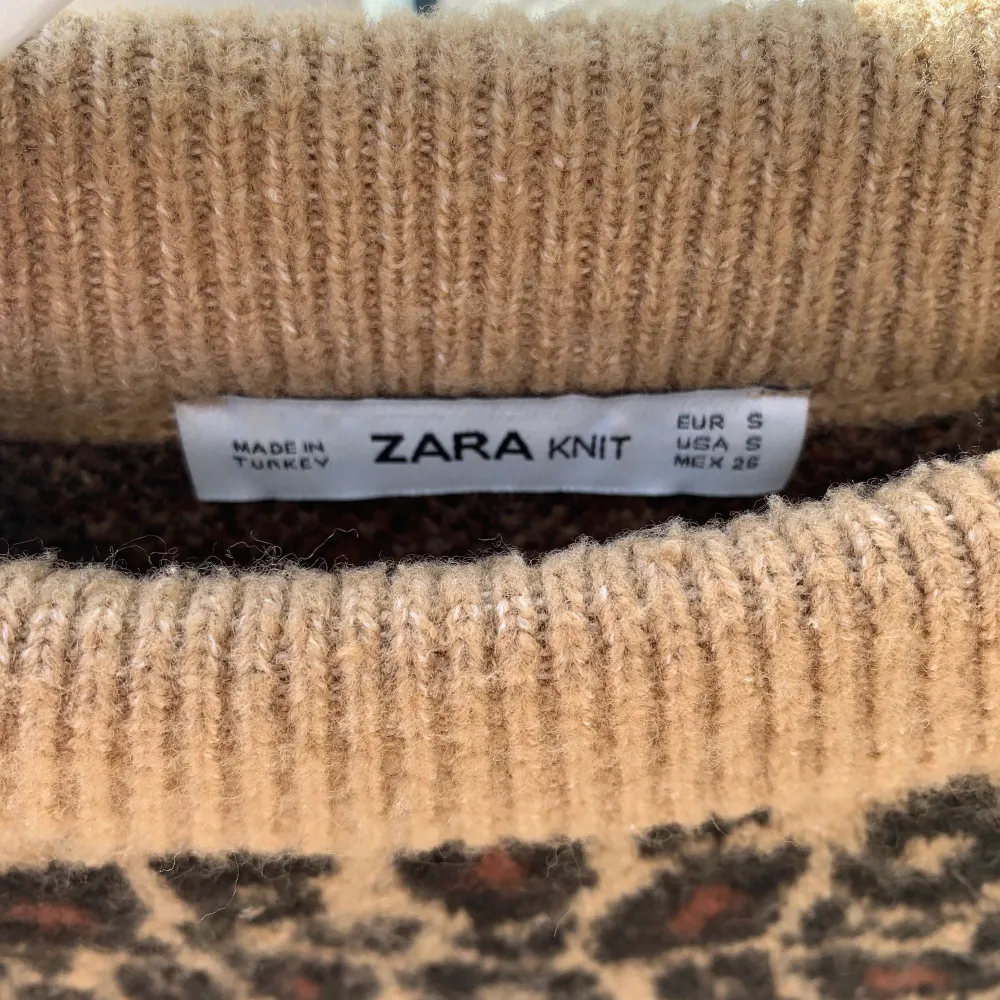 Säljer denna extremt sköna och fina tröja från Zara då den inte kommer till användning längre. Storlek S, köparen står för eventuell frakt 💕. Stickat.