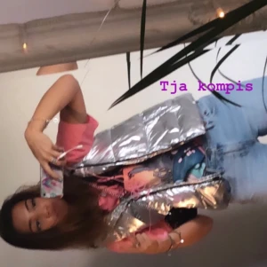 Rosa t shirt  - Rosa t shirt från zara med coolt tryck 