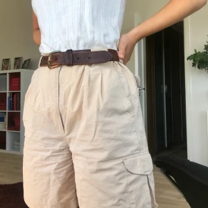Beiga shorts  - Skitsnygga beiga shorts som nästan inte har använts! Bra längd och passar till allt! Säljer pga för stora för mig.