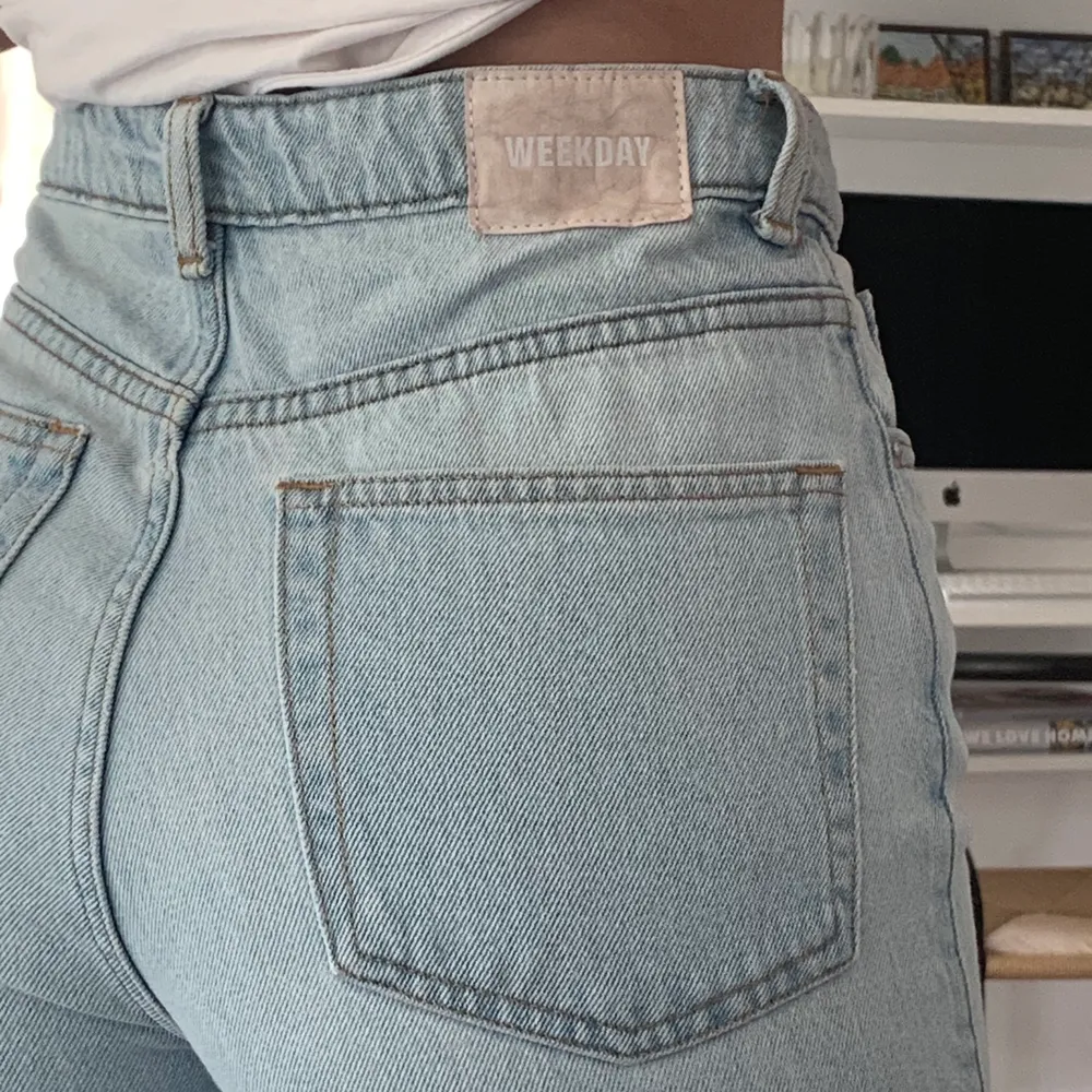 Superfina jeans från Weekday i modellen Row W27 L30. Mycket sparsamt använda, nyskick. Pris i butik 500, säljer för 270kr inklusive frakt! Perfekta jeans året runt 🌈☺️. Jeans & Byxor.