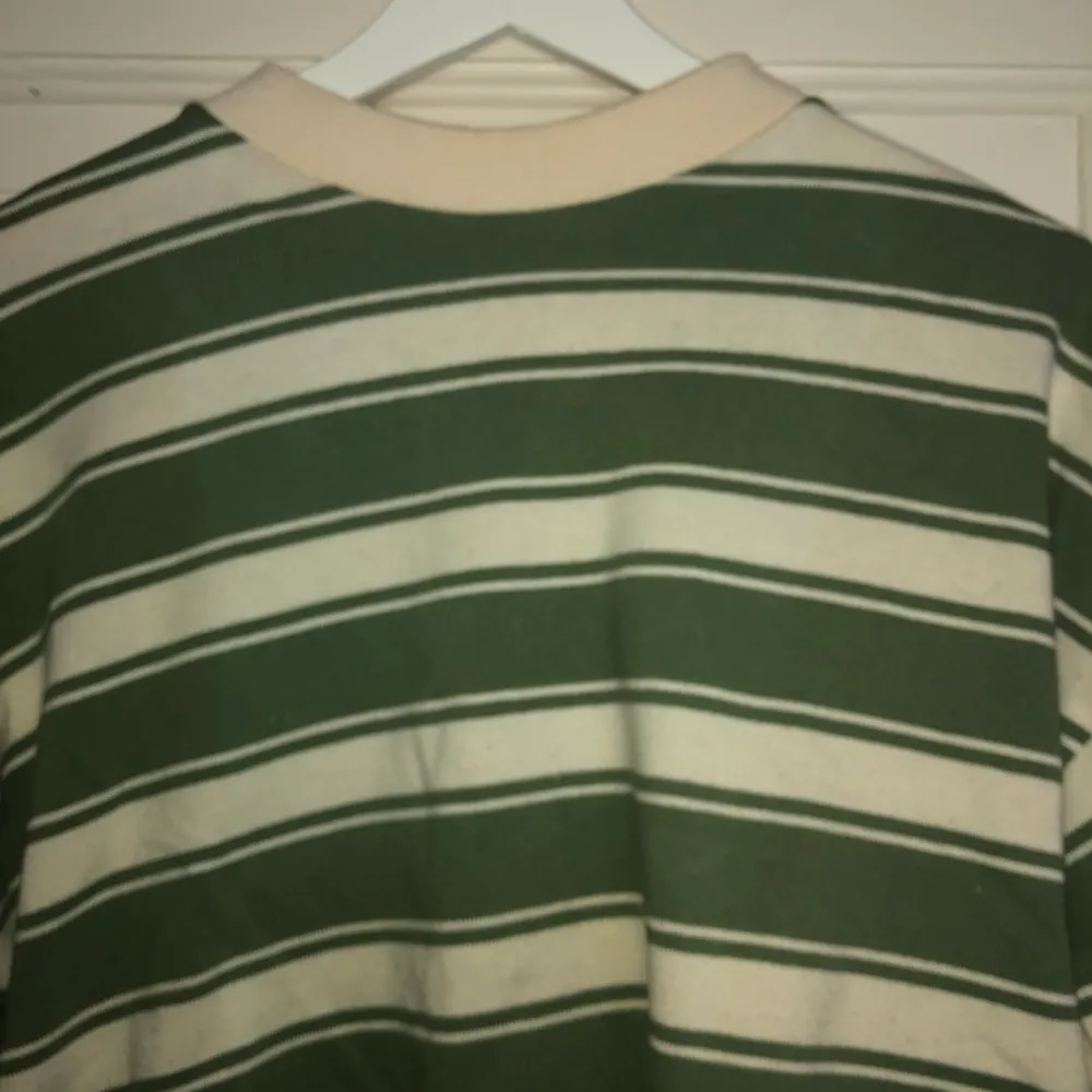 Skön tröja köpt här på Plick men jag säljer den då jag inte använder den inte längre💜 Köparen betalar frakt men kan mötas upp i Uppsala, eventuellt Sthlm💜 (första bilden är lånad) högsta bud 210kr:). Tröjor & Koftor.
