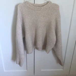 Stickad tröja från Monki, storlek S - Beige stickad tröja från Monki, storlek S, men relativt oversized. Skön och väldigt mysigt material! Använd några få gånger!!