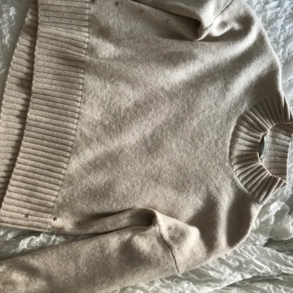 Jättefin stickad tröja från Hunkydory, köpt i Göteborg för ca 1000kr. Fint skick och har små silver stjärnor på sidan💓. Stickat.