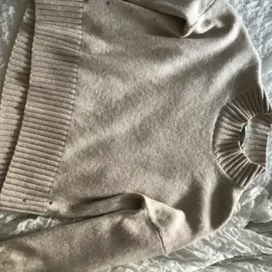 Jättefin stickad tröja från Hunkydory, köpt i Göteborg för ca 1000kr. Fint skick och har små silver stjärnor på sidan💓