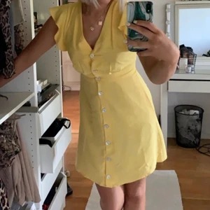Gul klänning - Sjuk söt klänning från mango , Storlek s och säljer för 250kr+ frakt 