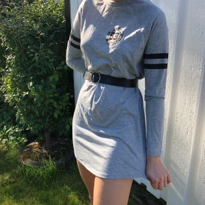 Grå sweatdress - Jättemysig klänning som är perfekt till varma sommarkvällar! Klänningen har tyvärr inte fått någon användning för mig 🦋 Jag som har på mig plagget brukar ha storlek S/M 💞 (köparen står för frakt) (skärpet ingår ej)