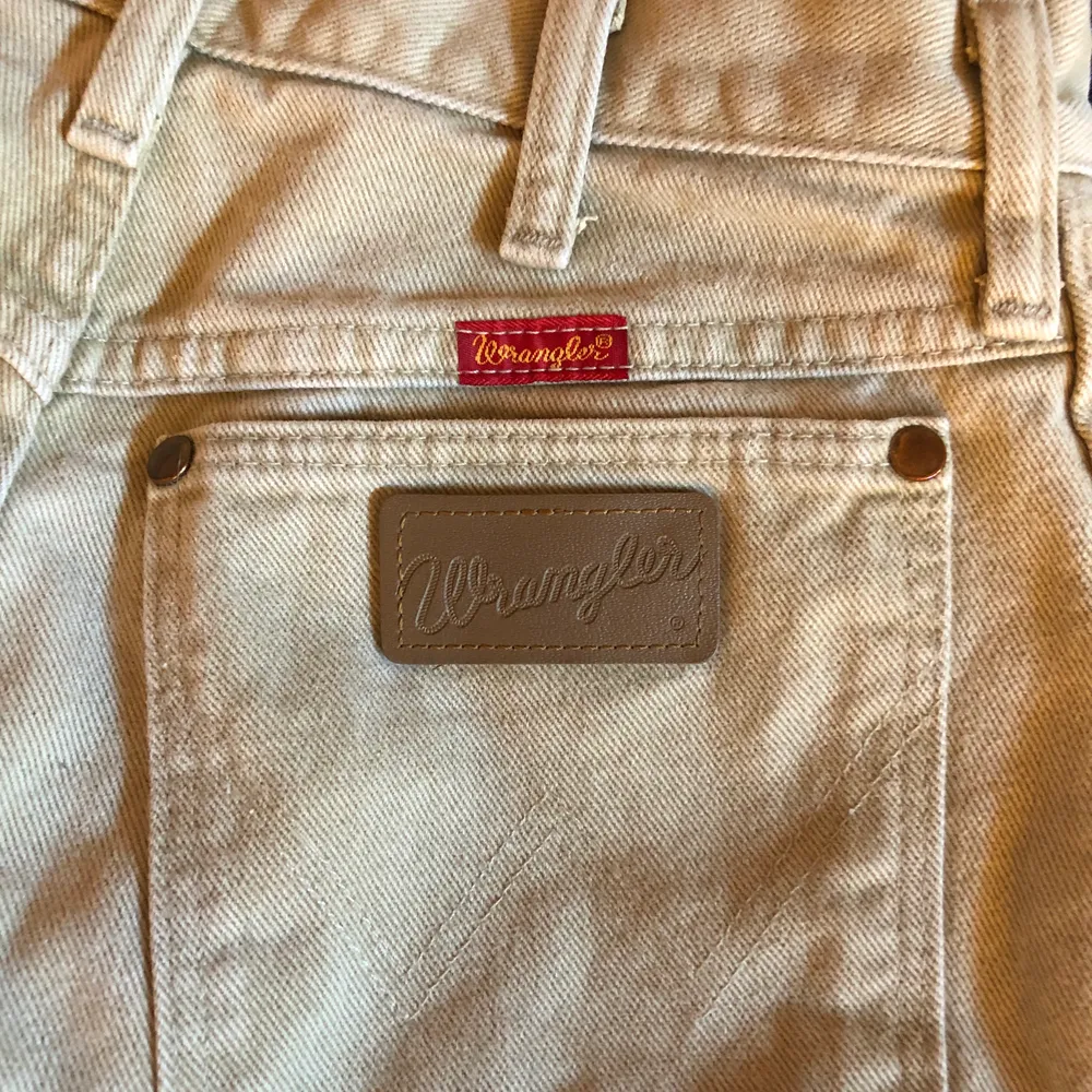 säljer mina wrangler jeans då dom inte passar mig längre tyvärr:( vet tyvärr ej storleken men skulle säga att de motsvarar S, passar mig längdmässigt perfekt, jag är 162cm lång. liten fläck på ena benet men går säkert bort i tvätten, tvättas såklart innan. Jeans & Byxor.