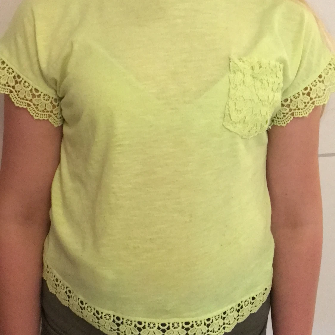 Gul T-shorts med spets i strl 146/152 - 90