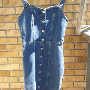 jeansklänning  - Jättefin jeansklänning köpt second hand💖