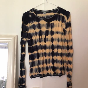 Weekday batik randig  - Batikfärgad tröja från Weekday. Har ett litet hål vid ärmslutwt men är inget som syns och går lätt att laga. Passar S-M