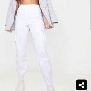 Vita cargobyxor  - Oanvända vita cargobyxor. Säljs pga att de är för små för mig. Hör av dig om du har några frågor! 