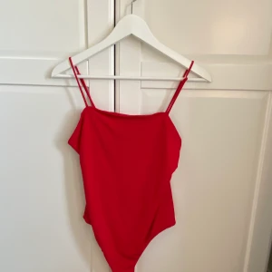 Röd body från bikbok - Röd body från bikbok, storlek M men passar mig som är en S också! Säljer för 70 kr inkl frakt