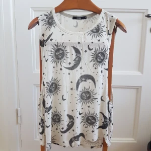 Långt luftigt linne - Djupa ärm-öppningar, tunt luftigt tyg, härlig på sommaren. Se bild 3 för små hål. Frakt ingår! :)