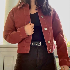  - croppad röd jeans jacka! aldrig använd