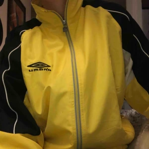 trendig retro adidas jacka!  - köpt på plick men har inte använt, ej mina bilder :) fin baggy passform