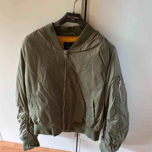  - Grön bomberjacka från Rut & Circle. Nypris: 700. Perfekt skick. 🌟 passar någon med S/M/L beroende på hur man vill den ska sitta. Kan hämtas upp i Gbg 