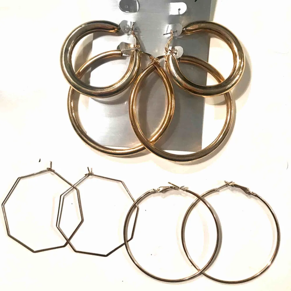 Guldiga örhängen i olika storlekar och former ♥️ Köp alla fyra för 50 kr eller 20kr/st ✨ Frakt kostar 11 kr. Accessoarer.