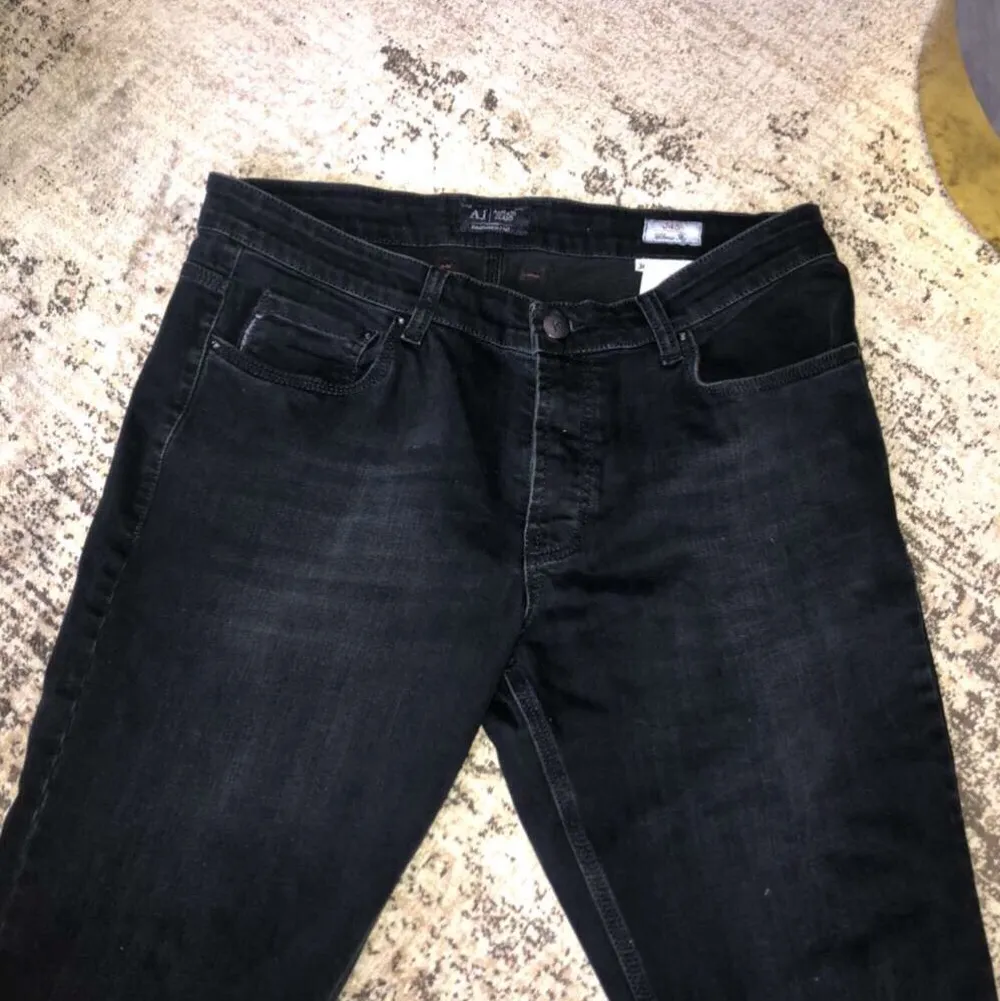 Armani jeans fräscha ej slitna. Och hugo boss jeans 400 styck eller 700 för båda. . Jeans & Byxor.